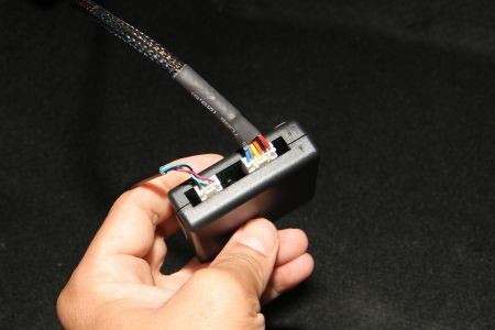 Skrzynka kontrolna elektronicznego sterownika przepustnicy może zebrać przewód wyświetlacza i wiązki pedałów.